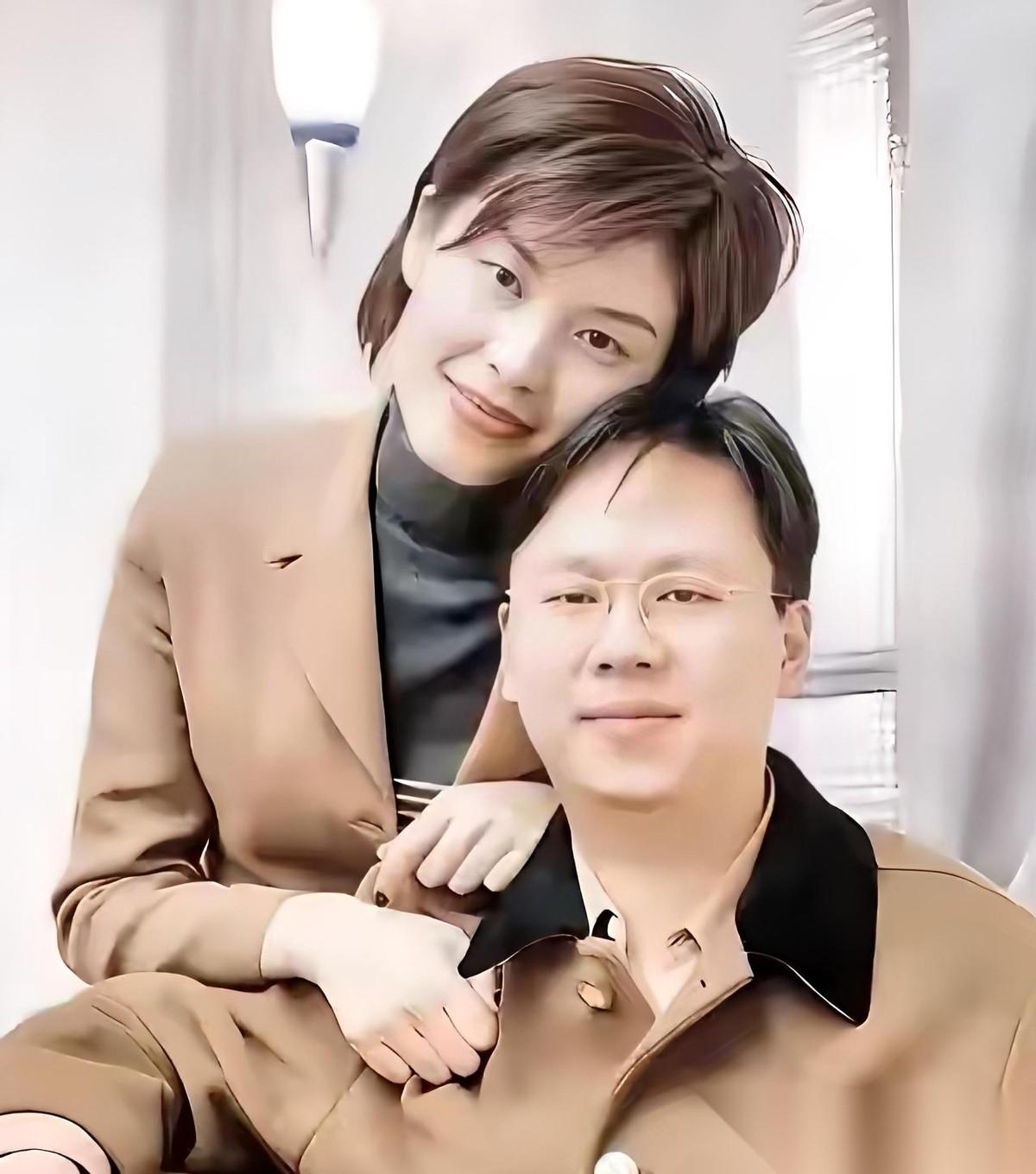 这是郑丽文与骆武昌多年前的一张合影。两个人都是台湾大学的同学。他们从青涩校园到携