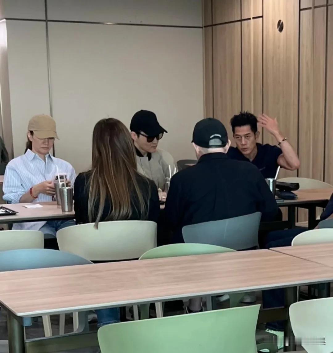 张智霖和郭富城两大型男，和朋友沈嘉伟相聚于香港大学。生图的郭富城好瘦啊，没有传