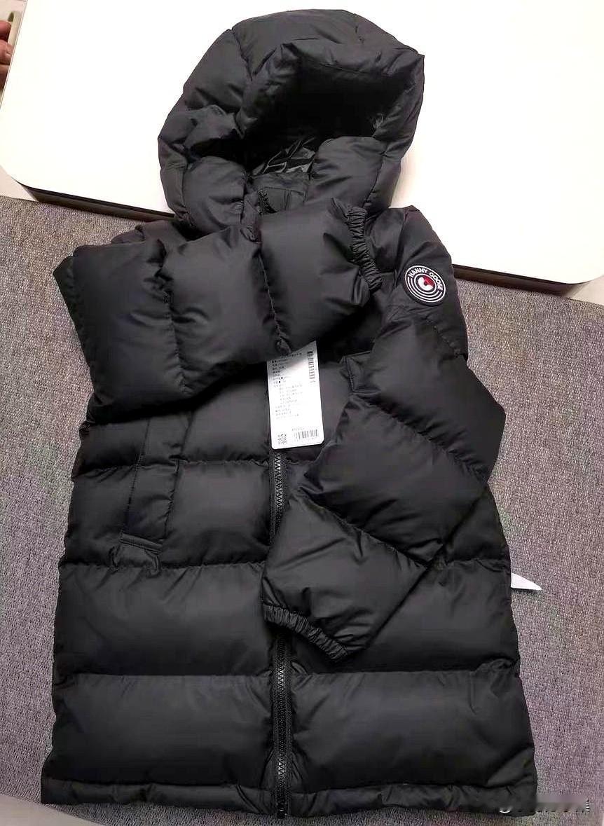 听完这事儿，我算是见识了什么叫“负债式社交”。朋友咬牙给儿子置办件羽绒服，特意