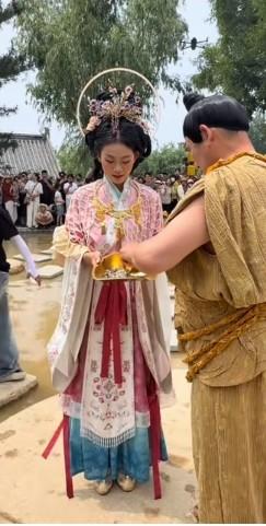 大衣哥朱之文在山东烟台招远淘金小镇参加《金姑洒金》祈福演出活动，朱之文完全没架子