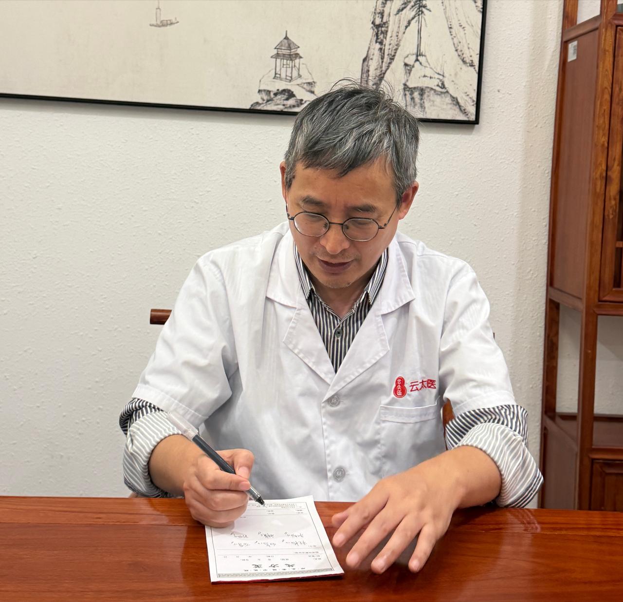 治耳鸣脑鸣的两张效方，我临床用了三十年，很少失手大家好，我是陈玉龙教授，行医三
