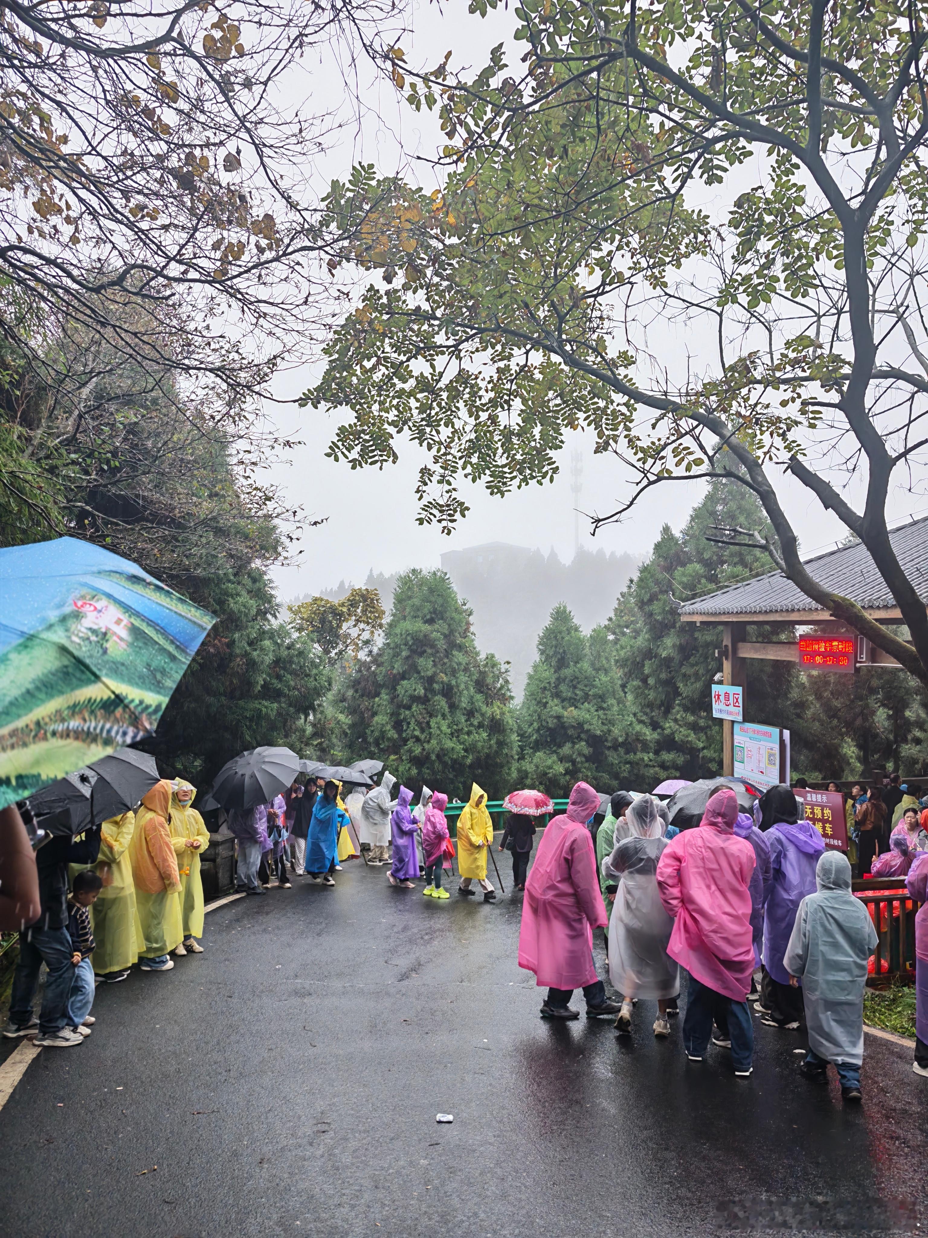 五天爬完五岳我只爬了一个，喜迎三天酸痛[笑着哭]，还是在暴风雨中爬完，阴天确实