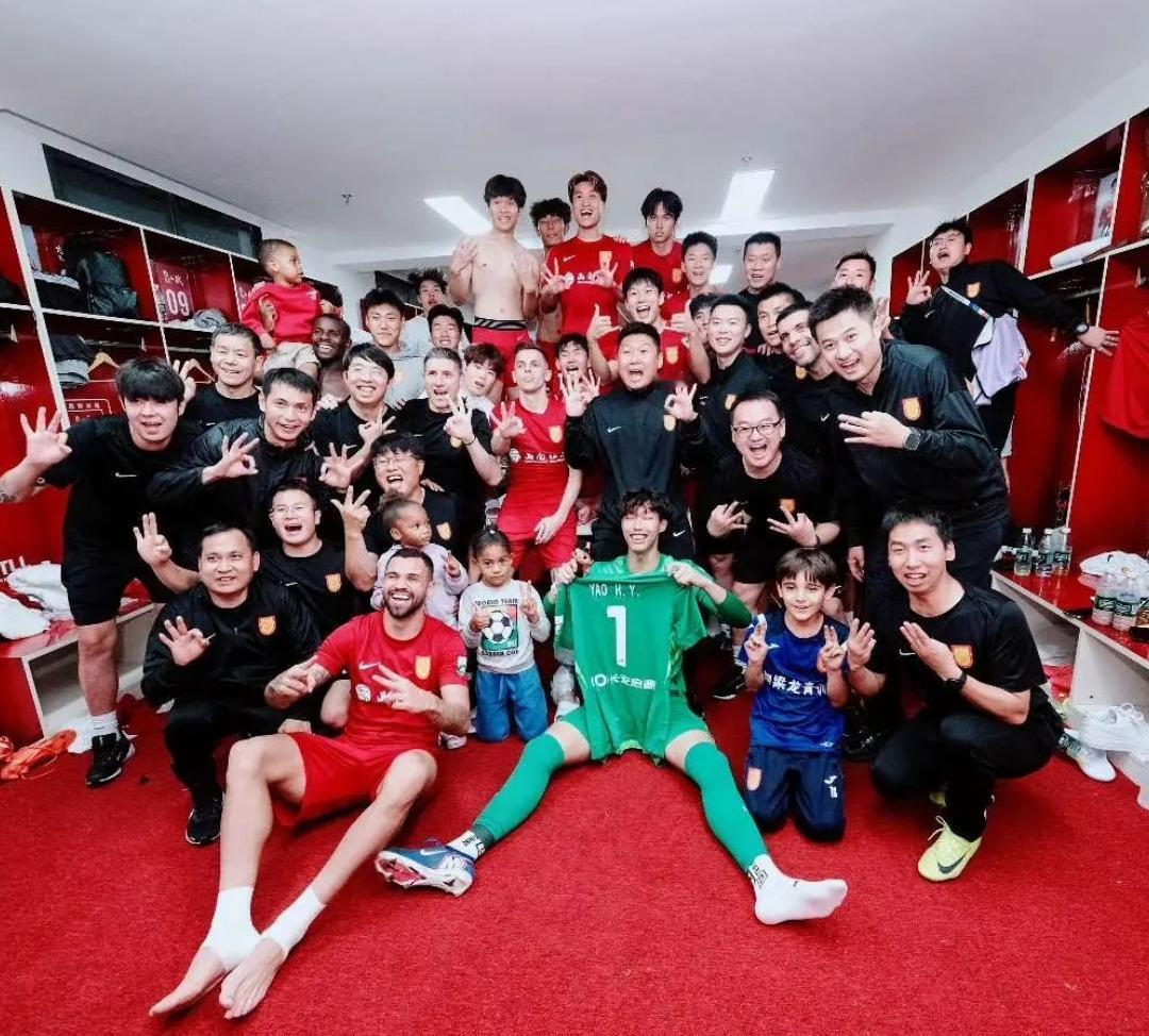 球迷：中超又一看点来了，谁能送重庆铜梁龙首败，会是下一场的上海海港吗？怕是有些困