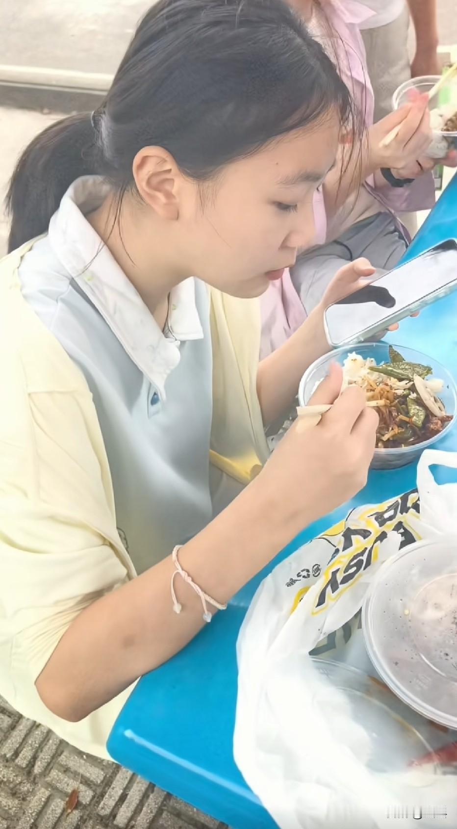 这么好看的女孩子舍不得放学校寄宿哦