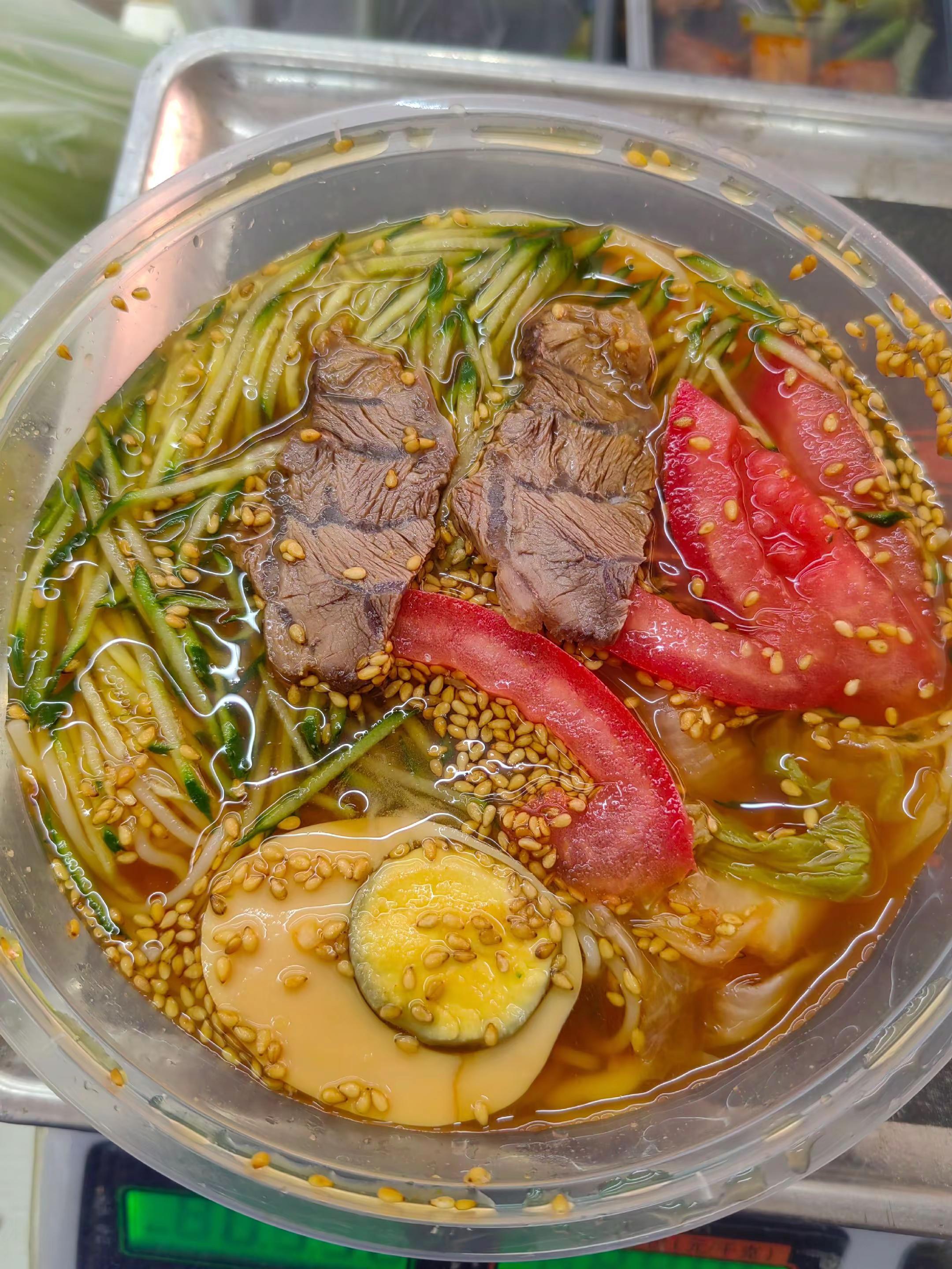 河北人的家常便饭，肉夹馍配冷面。