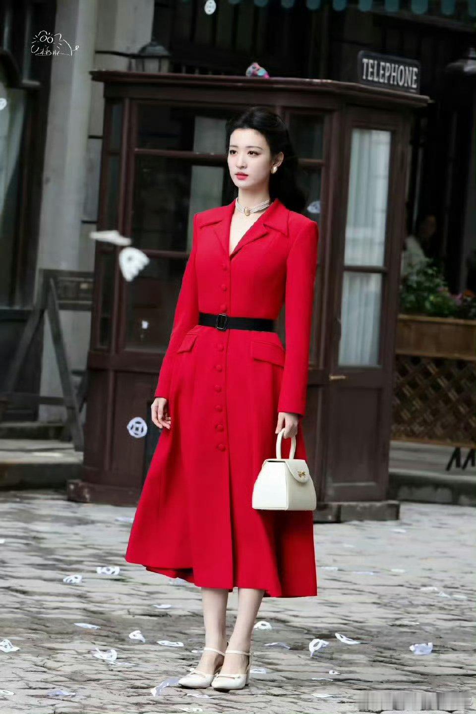 王楚然明艳似火的红玫瑰这红裙造型是从“明艳系美人教科书”里走出来的吧？红唇配红