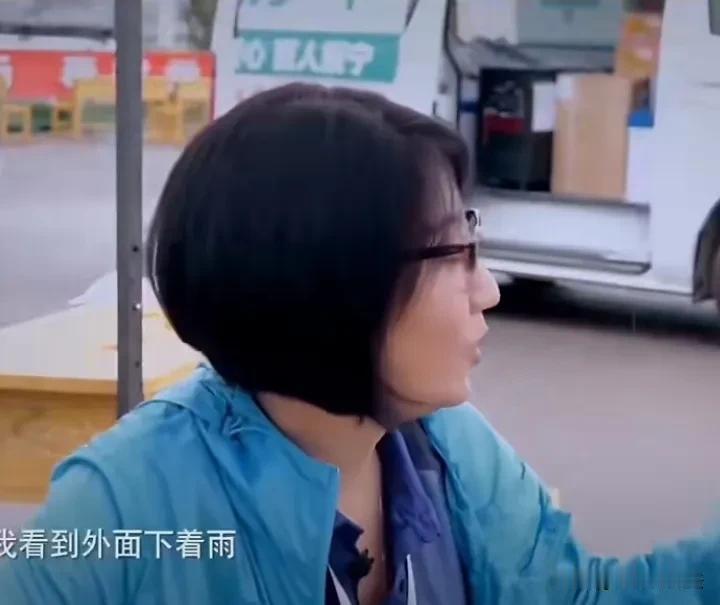 易立竞：外面下着雨，你连伞都不拿，雨衣也不穿？韩红：对，我没时间拿伞，我的职业