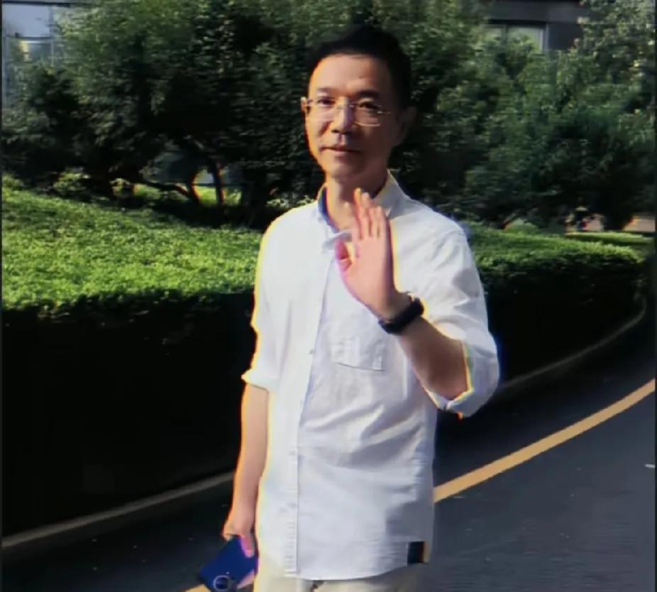 李老师发动态：那个在f院二楼对李老师动手的那个事出结果了今天李老师冒着大雨
