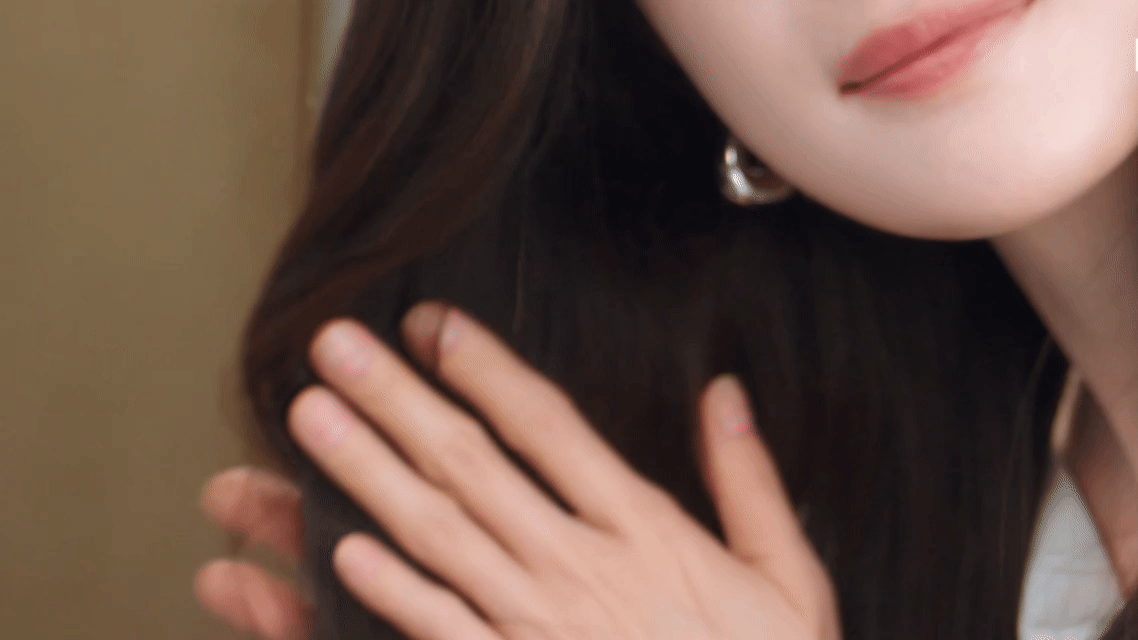 杨幂的这句晚安好梦能听一百遍跟着杨幂解锁睡前护发仪式感，在温柔道晚安的同时，给