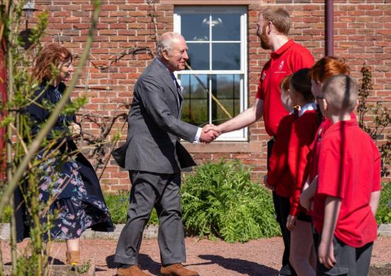 在别人退休的年纪，他转正成为了国王开启了打工模式，四处留下了查尔斯三世佝偻的身影