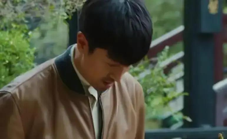 日本人跪地救中国人，第3秒被骂滚张鲁一在《红色》里演徐天，留过洋，会日语，