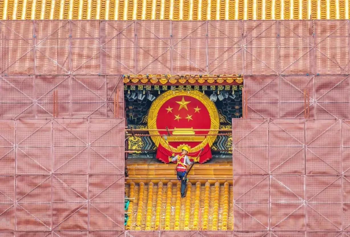 为迎接2025年9月3日的大阅兵，因此对天安门进行修缮，有网友拍到施工期间天安门