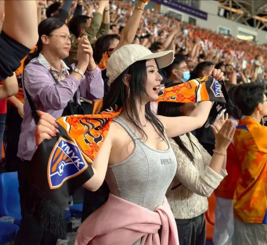 原来美女也喜欢看苏超啊！