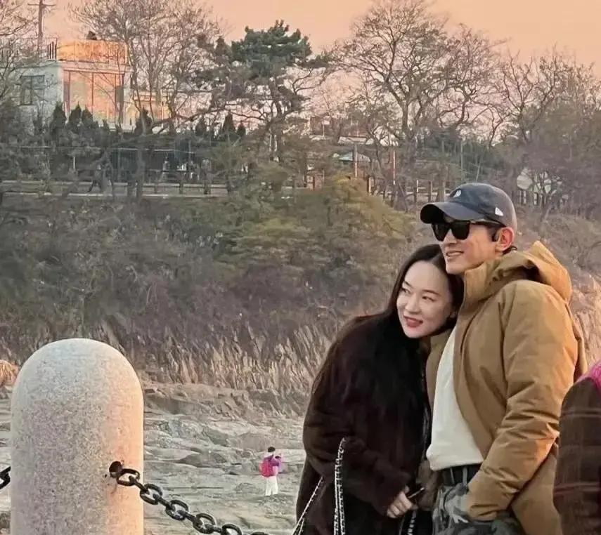 恩爱不用演，真相藏在孩子睡着的臂弯里。你看霍思燕，头靠杜江肩不看镜头；杜江手指