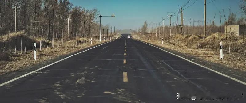 江都东部交通之困：光环下的“断层地带”江都东部的泥泞道路，与引江河一江之隔的