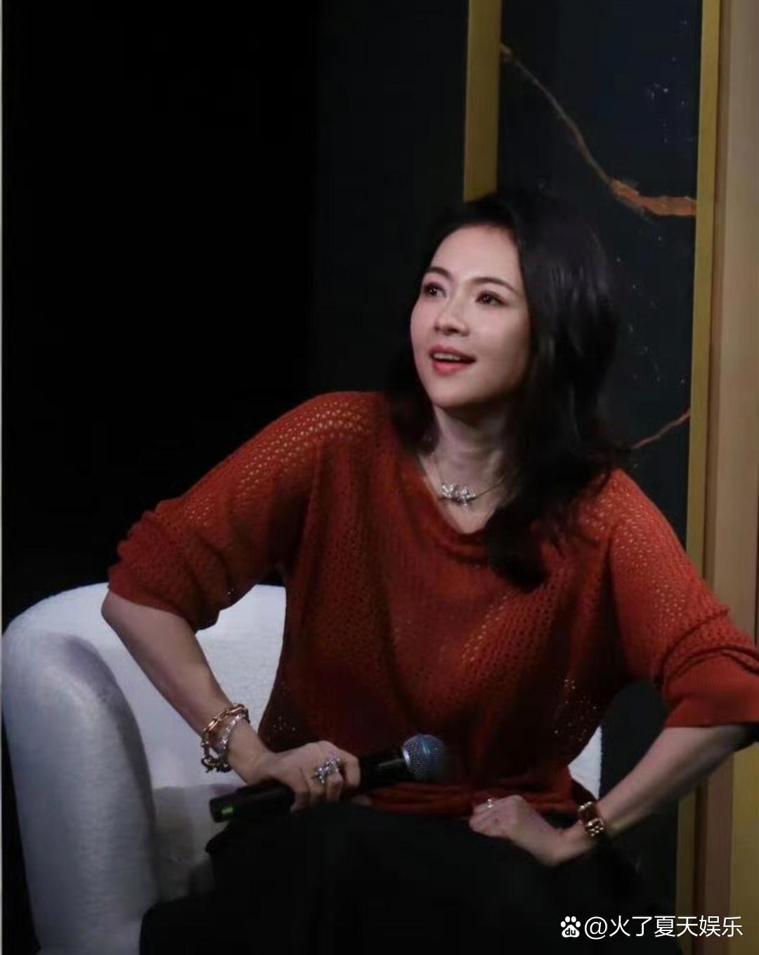 46岁章子怡“幸福肥”惊艳全网！镂空衫配半裙贵气天成，温婉大气判若两人。