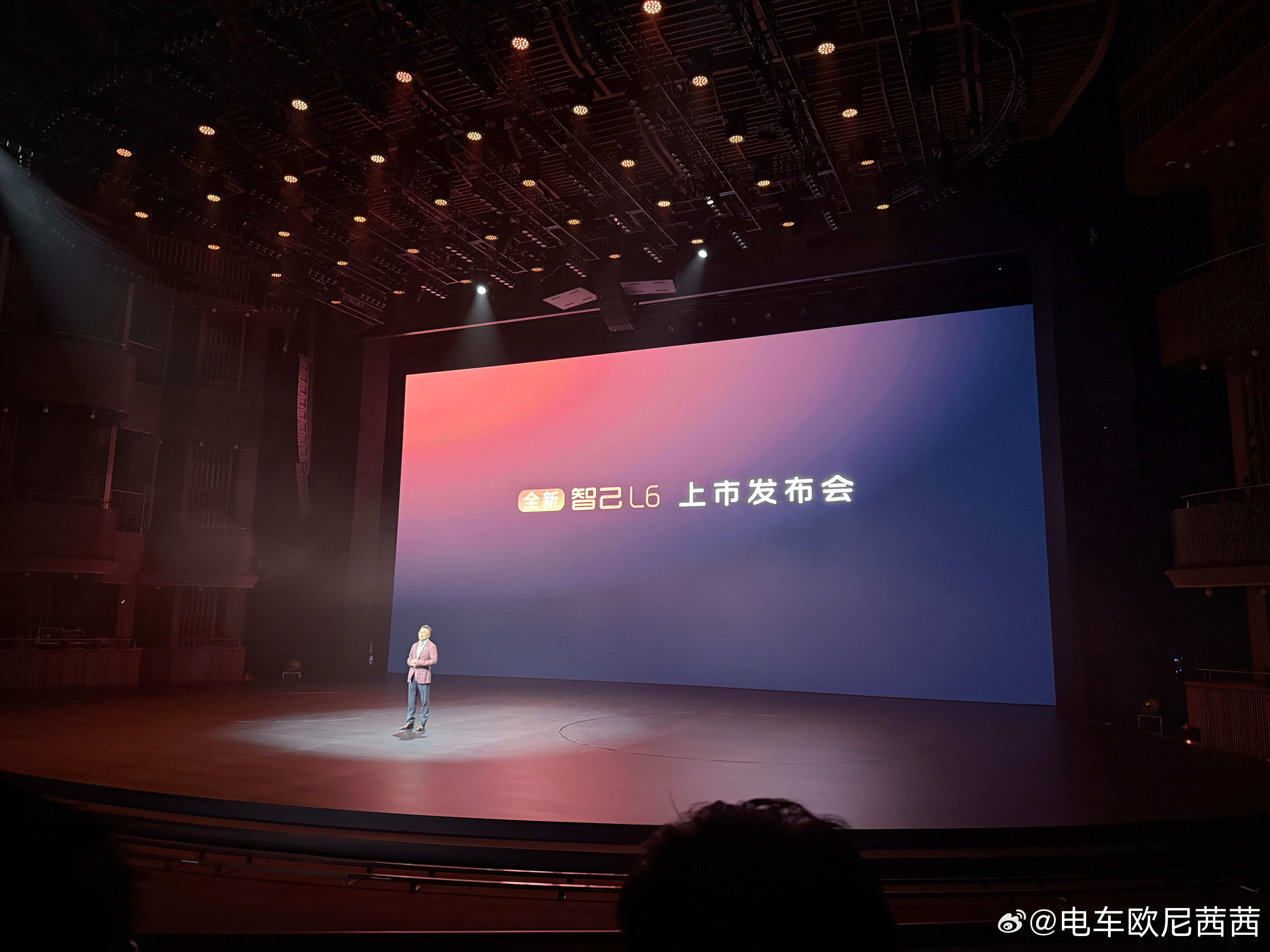 不得了，全新智己l6预售发布会到现在上市发布会，订单已经突破30000啦。想想也