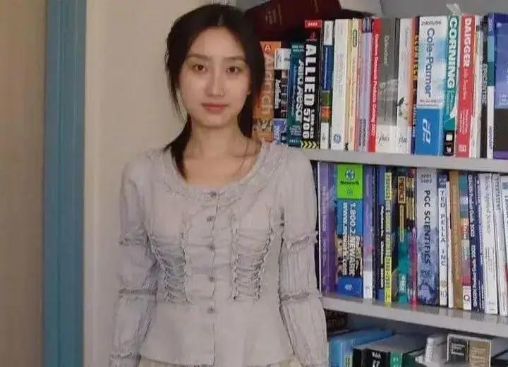钱璐璐曾是上海交大校花，因12年4段婚姻备受争议，被戏称“科研妲己”。每任丈夫都