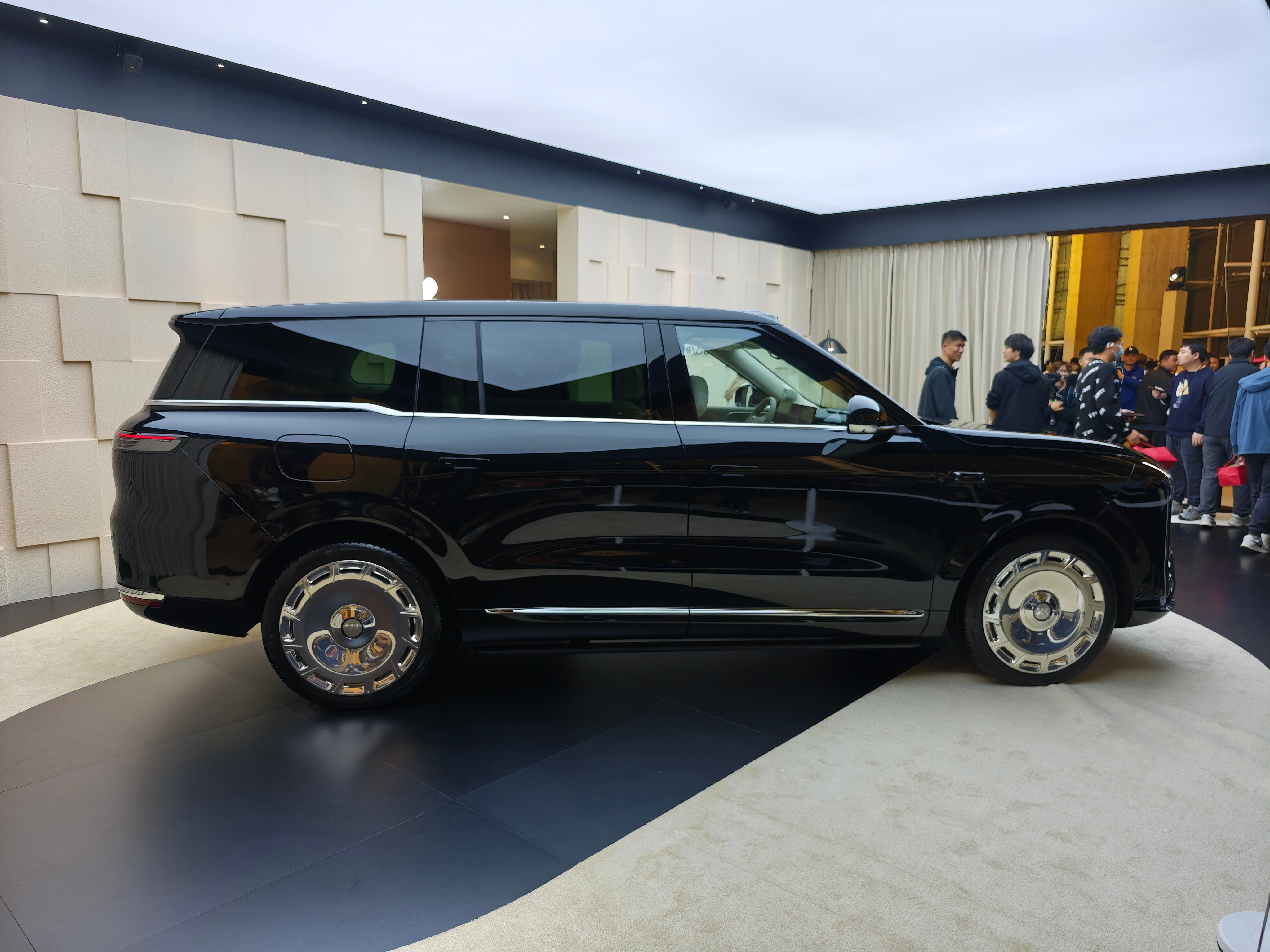 前两天上市的智己LS9，侧面这个亮面的“大饼轮毂”确实很吸引眼球，最近越来越多旗