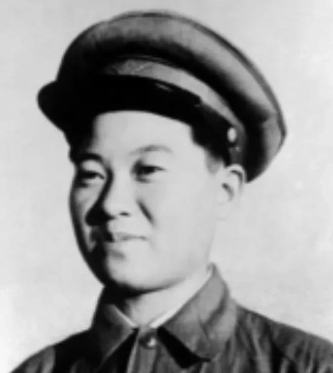 1950年，战斗英雄下身血流不止，医生正要帮他脱裤治疗，他强忍疼痛阻止说：“让女