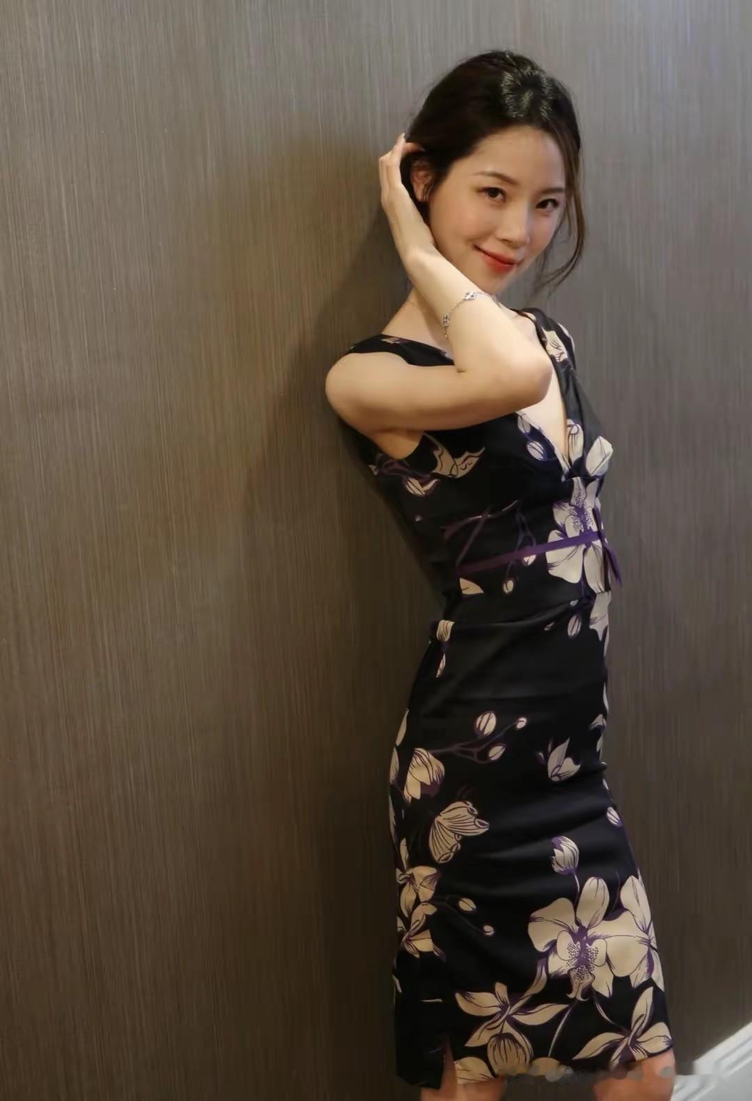 复古花卉款式永不过时，兼顾美感与得体，日常穿搭闭眼选都不会出错。复古雅致穿搭复