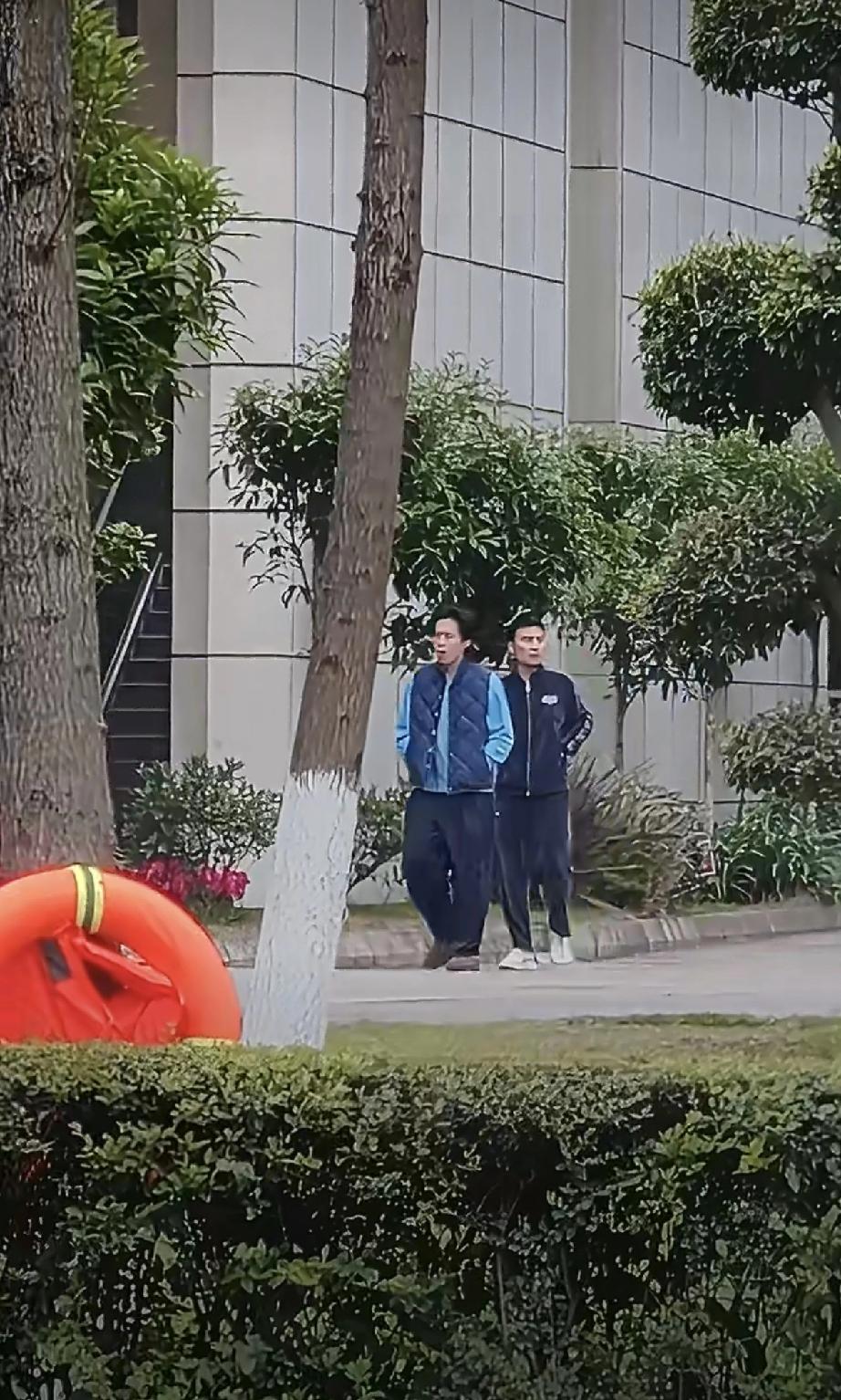 王楚钦的紫色羽绒服终于换掉了[捂脸哭]，昨天下午起，王楚钦穿上了这件天蓝色内搭和