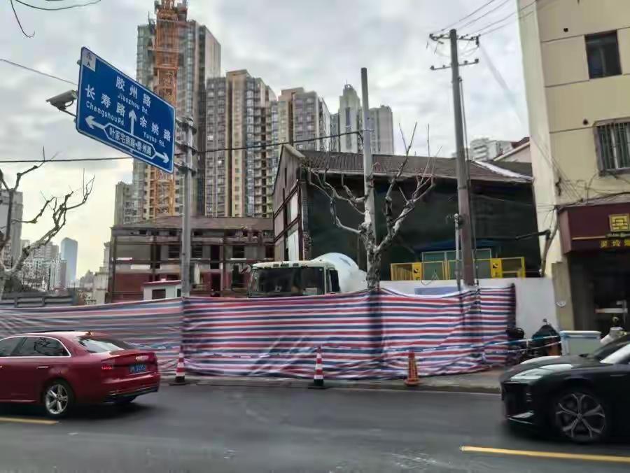 上海一工地门口发生事故！2人不幸身亡事故发生的具体情况令人揪心，据现场的一些目击