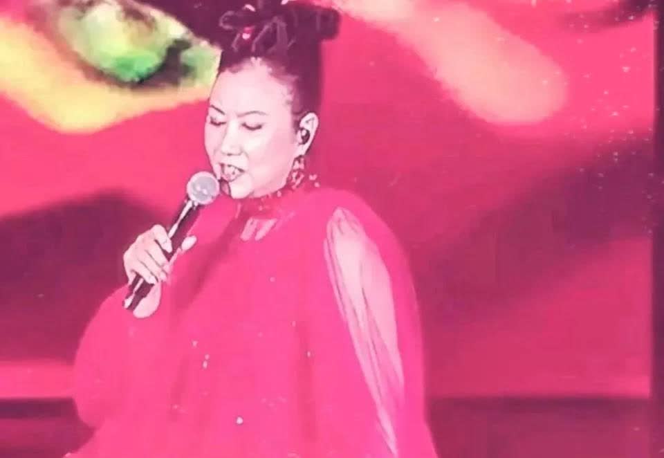 老牌歌手过气了？78岁汪明荃上海开演唱会上座率不尽人意，有网友指出，出票率最多三