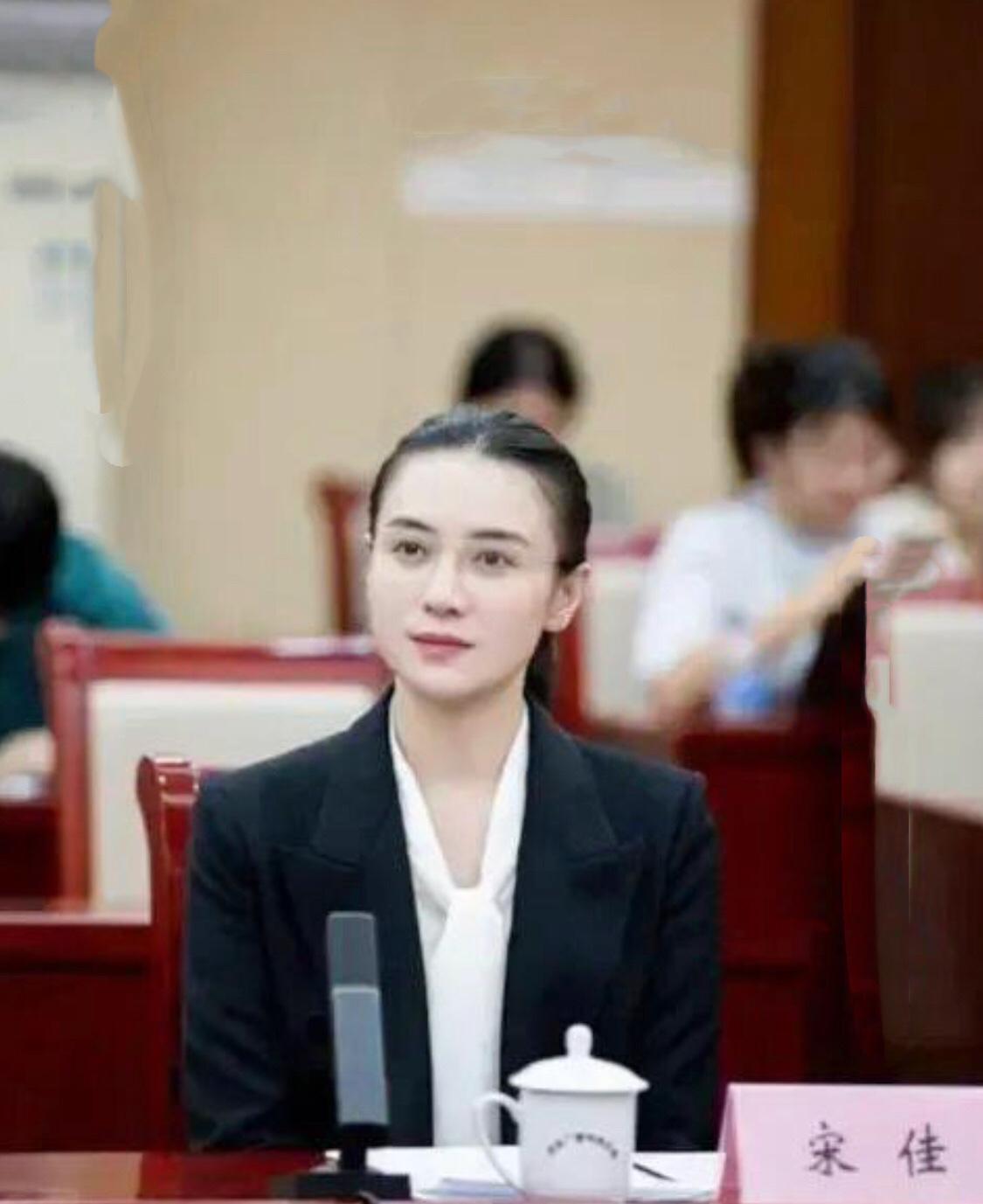 本以为宋佳的美貌已经无敌了，看看旁边，宋佳还是低调了​​​热门明星