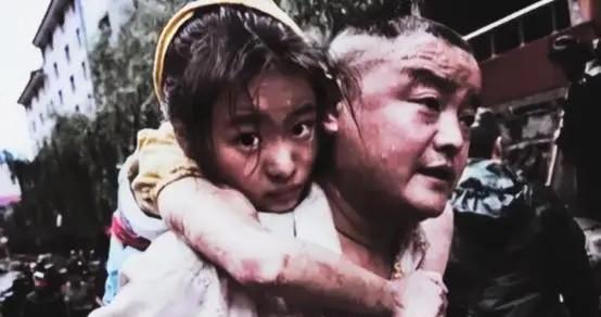 2008年汶川地震，年仅11岁的李佳芹被埋在废墟下十几个小时，她的父亲不顾所有人