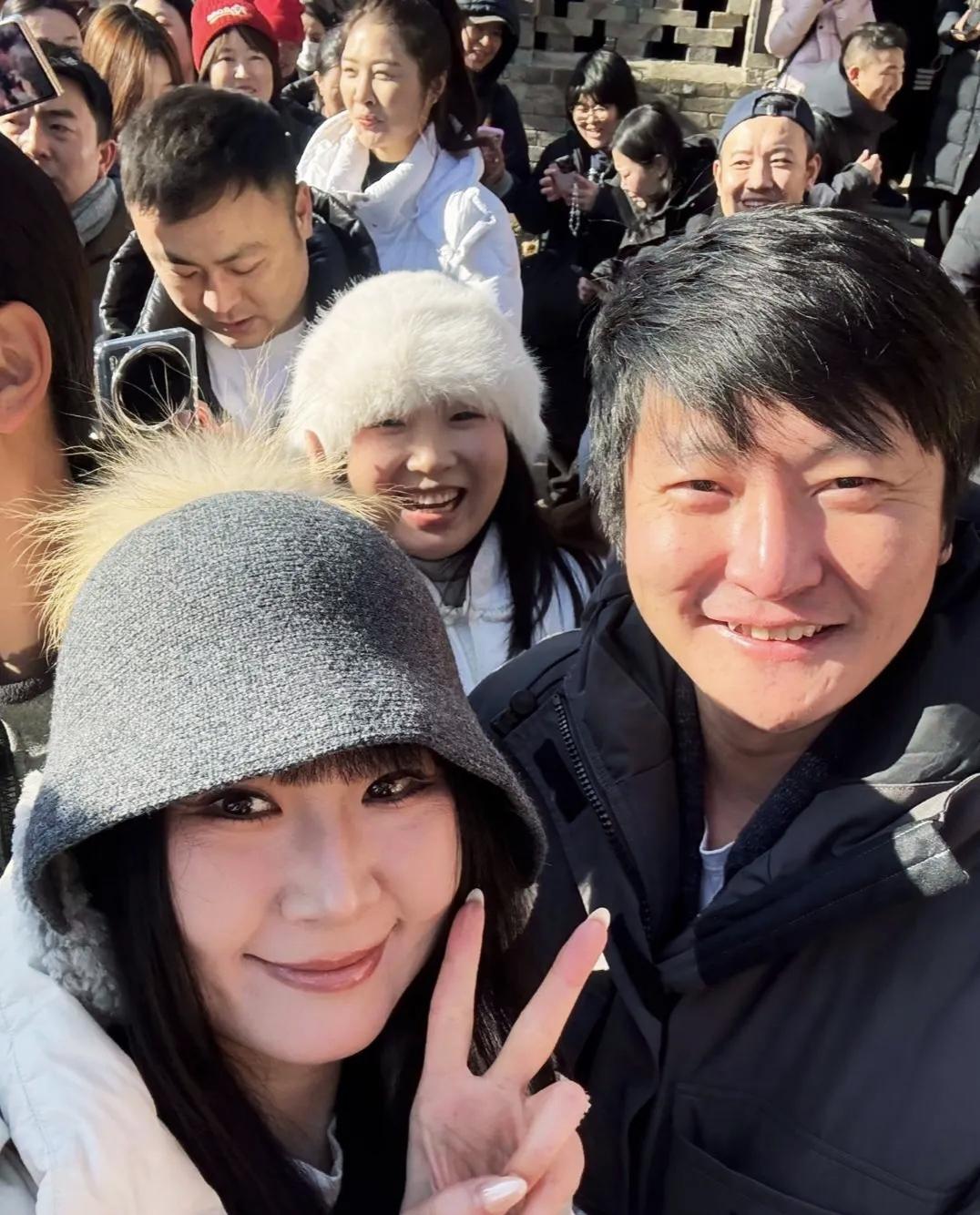 46岁郭京飞被拍到大孤山祈福，穿件臃肿的加拿大鹅，身材微胖、素面朝天，乍看跟遛弯