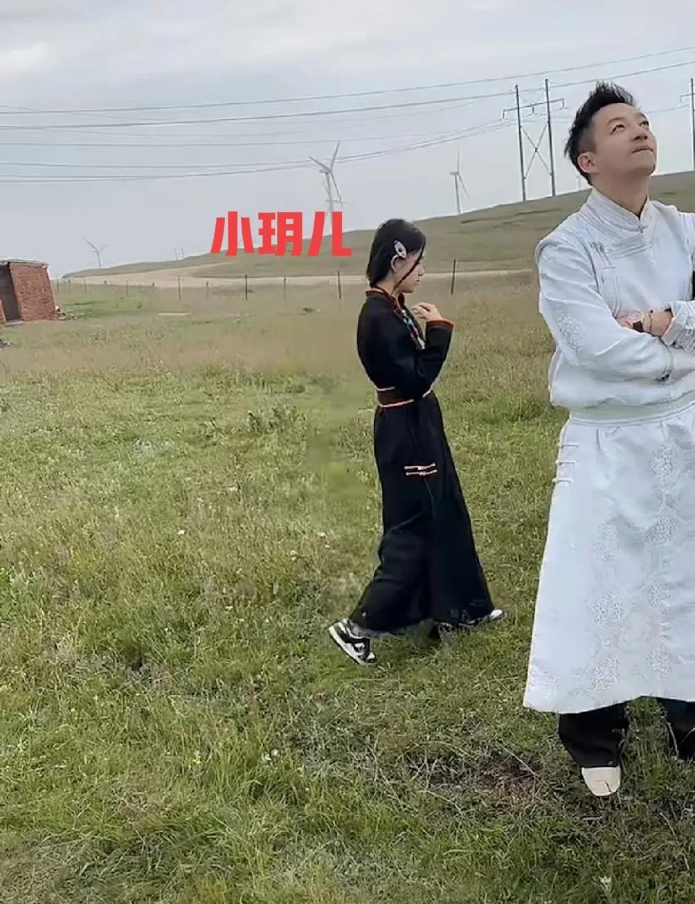 玥儿的这个背影是汪小菲允许的，主播才大胆给个镜头，不得不说，玥儿简直就是大S的翻