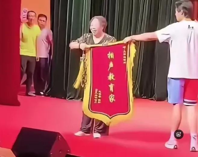 曹云金未到，观众寥寥无几！马桂荣强推金粉嘉年华。近日，相声教育家马桂荣女士强推