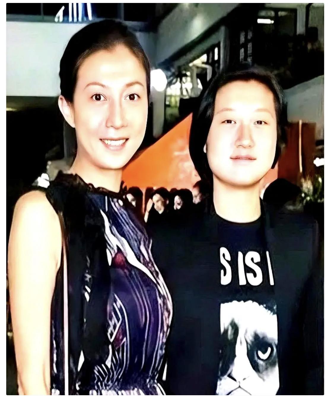 四小时赚2500,她不要爸爸的名。吴卓林把直播镜头对准自己磨损的吉他,素