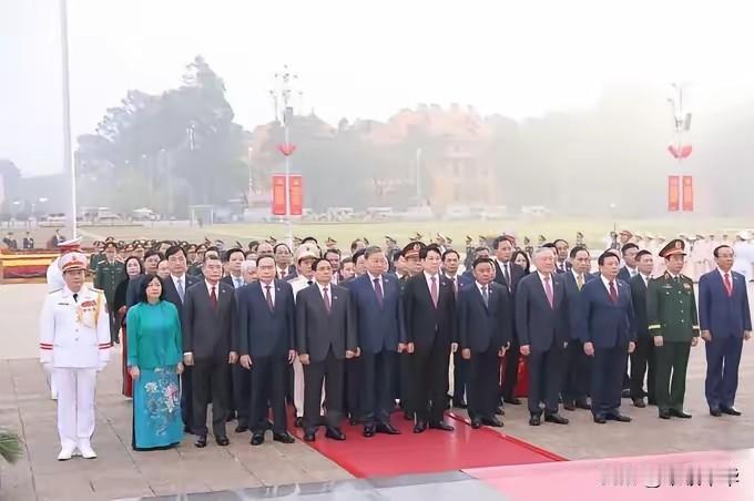 越南高层在苏林率领下举行祭拜仪式，参加仪式的还有梁强、范明政、陈青敏、陈锦秀等人