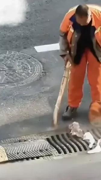 我有一次等车，一个环卫工扫垃圾，明明知道树叶卫生纸啥的会堵塞排放口，他还在往排放