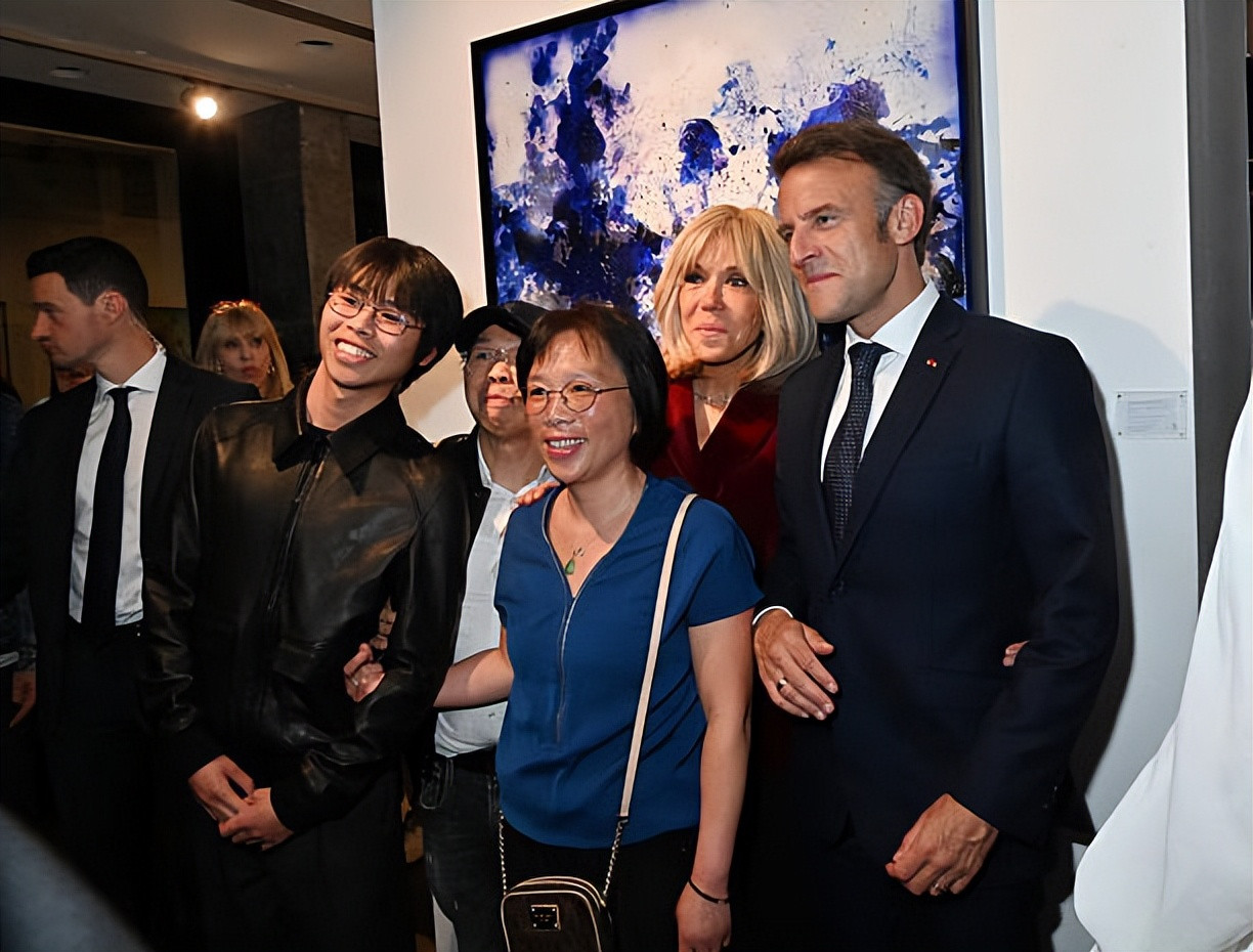 布丽吉特和女儿罕见同框看展！48岁女儿比马克龙大，马克龙也来了