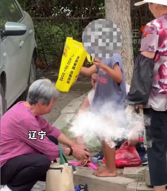 太善良了！辽宁一老奶奶路途中，偶遇两个孩子在路边翻找垃圾桶，当其看到其中一个小一