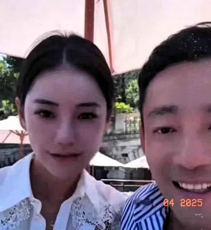 小梅最近遭遇了严重的网络暴力。她和小菲是情侣关系，小菲离婚一年多后，两人才在一起