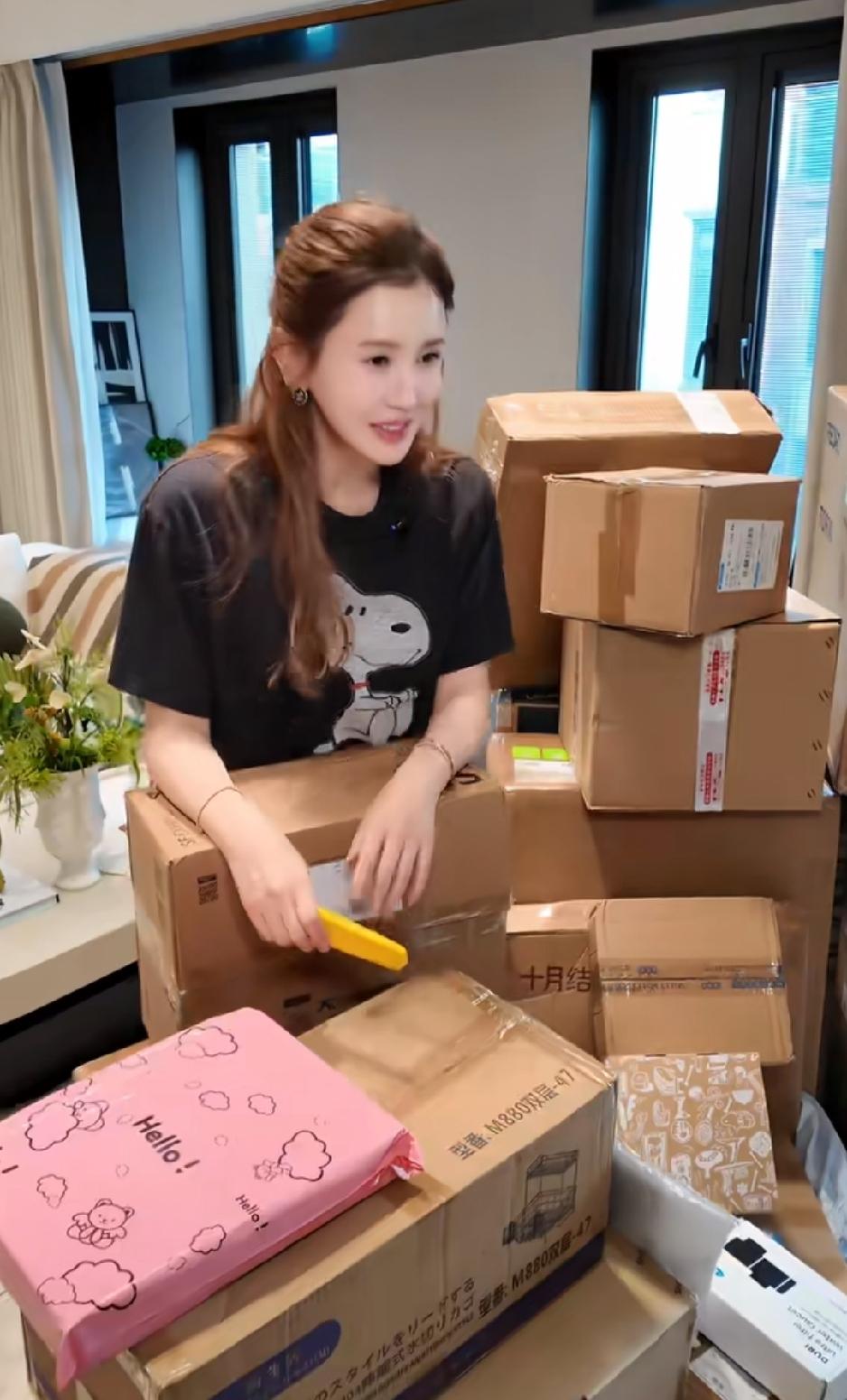 李多海还有三个月就要生了，孕期的她一直在给宝宝准备出生之后用的东西，琳琅满目多得