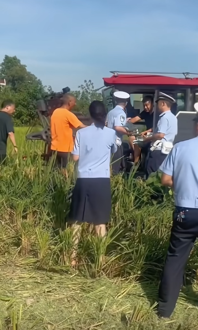这是发生了什么？警察都来了