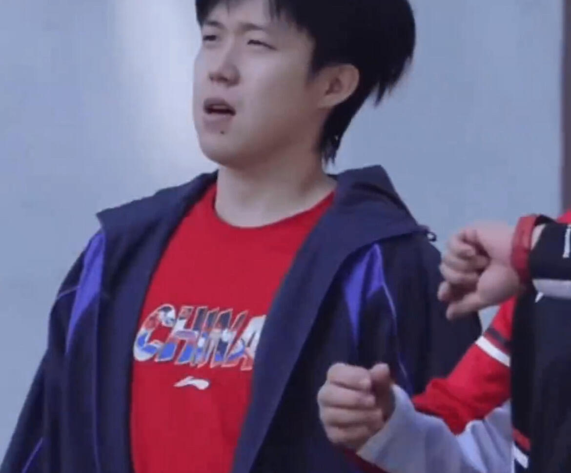 王楚钦剪头发了王楚钦新发型路透！清爽短发太帅了刷到最新训练路透的那一刻直接被帅晕