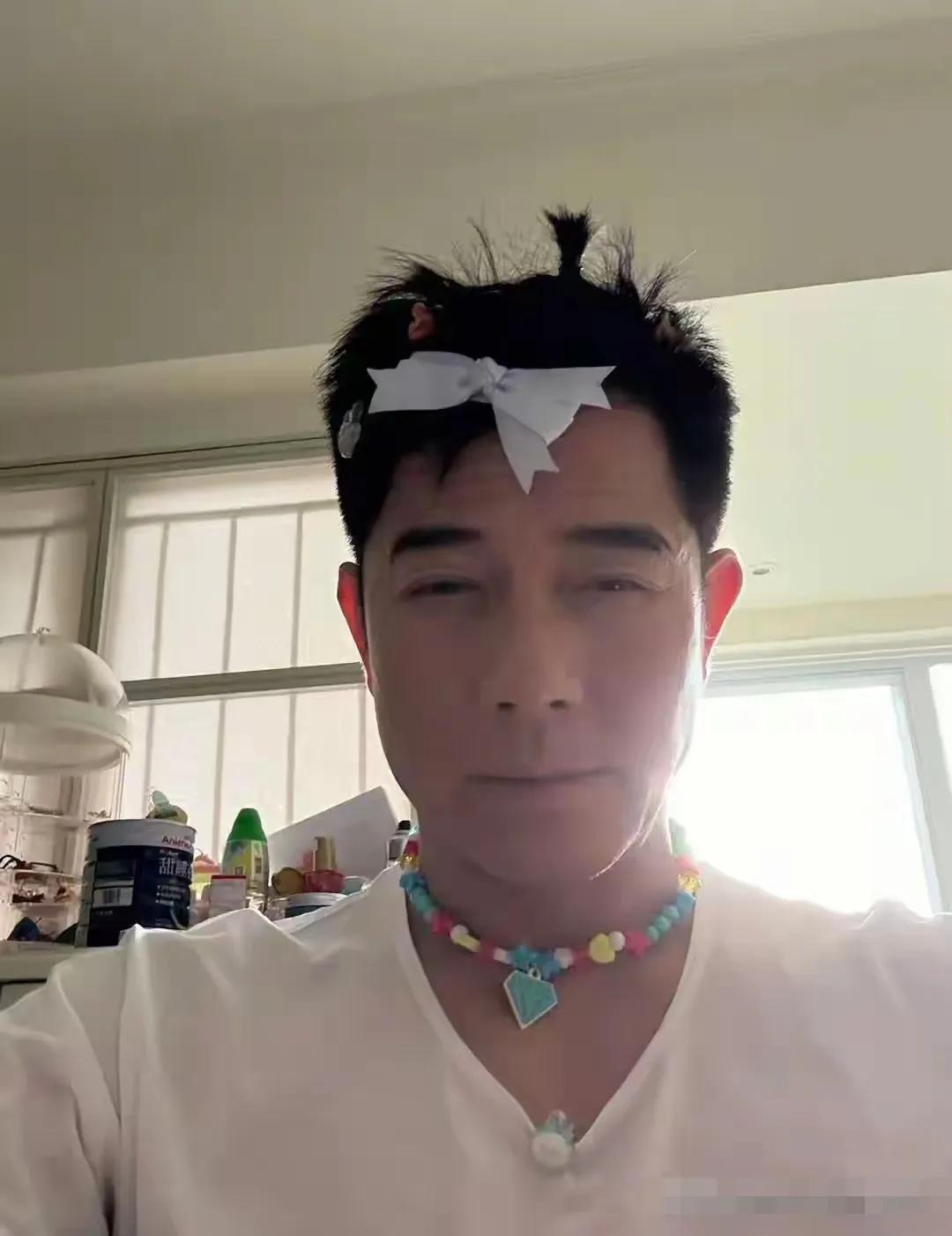 郭天王也是女儿奴一枚，为了女儿甘愿扎蝴蝶结，还戴项链。如今方媛已生下三胎，若是儿