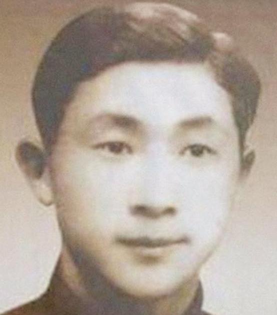 1947年，地下党交通员在镇江火车站旁看到了战友邱世毅，对方却无视了他，将视线移