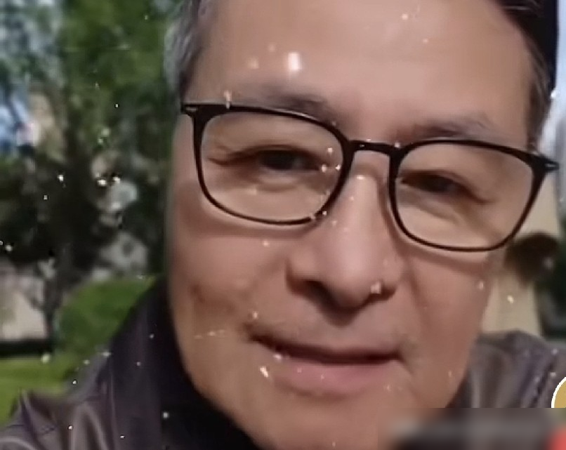 马季的徒弟刘伟，张嘴就把那层窗户纸给捅破了。他说现在说相声的，天天在那争穿不穿大褂，穿什么颜色大褂，