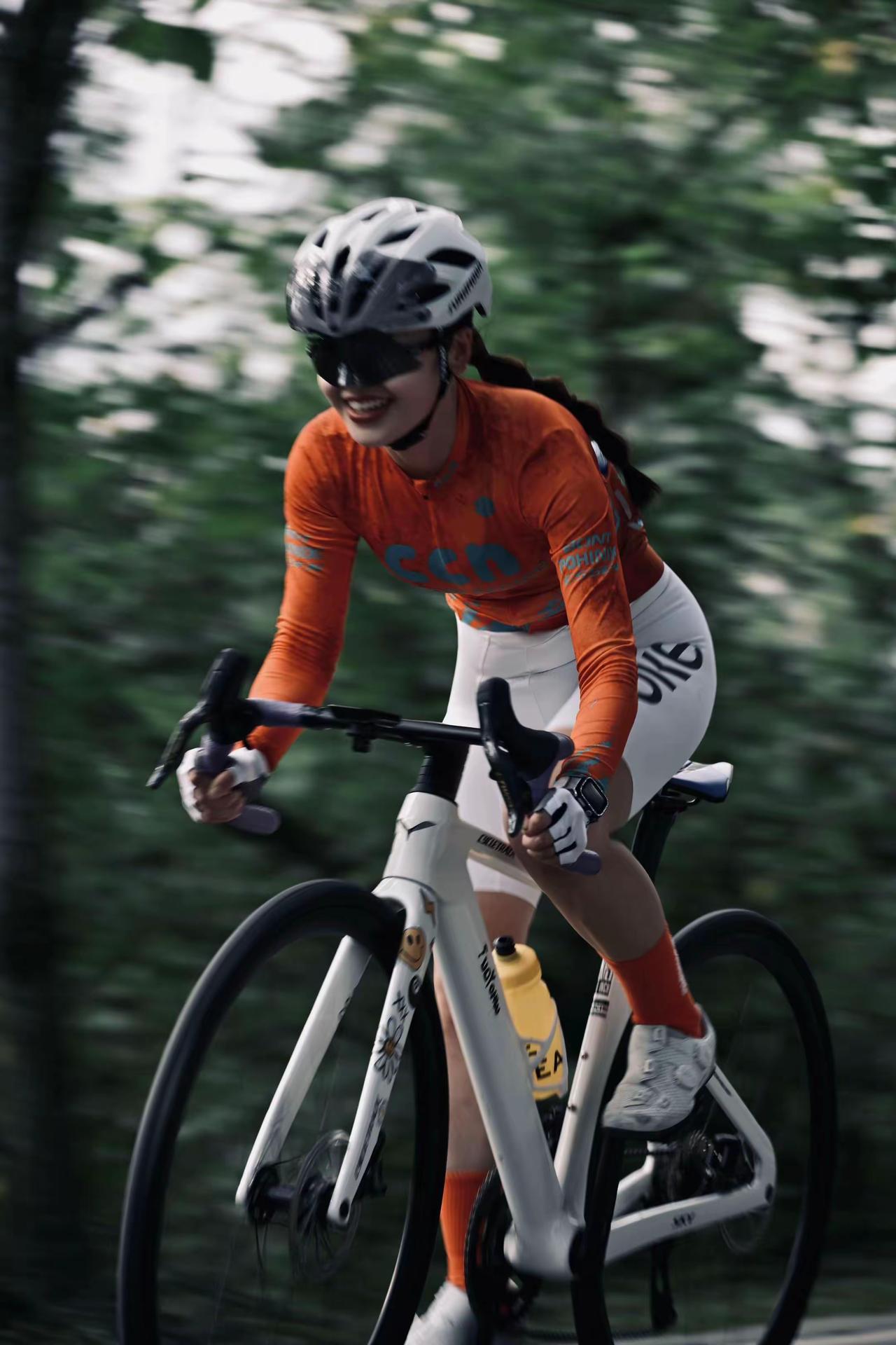 每日运动，骑行少女驰骋在绿意盎然的道路上，享受速度与自由！追风。。。。