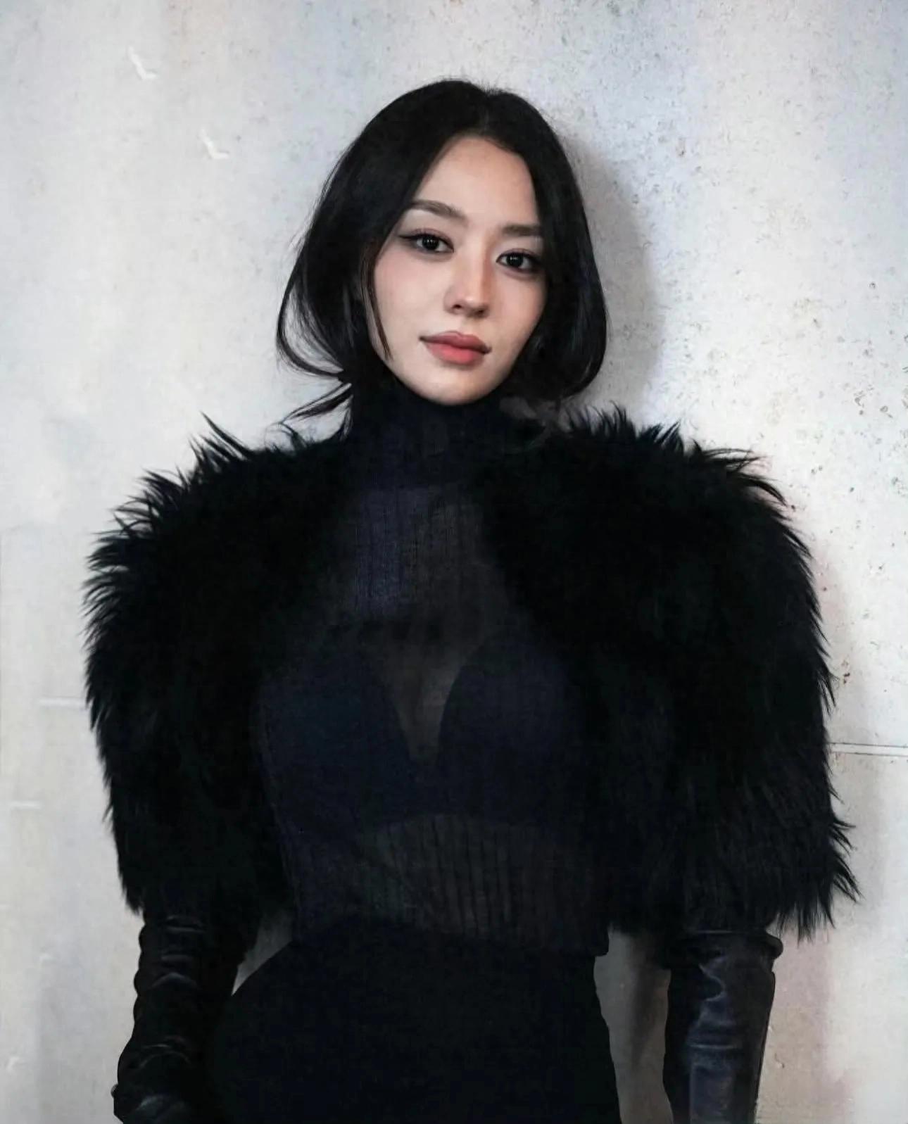 吉娜爱丽丝高领透视装藏着一丝性感