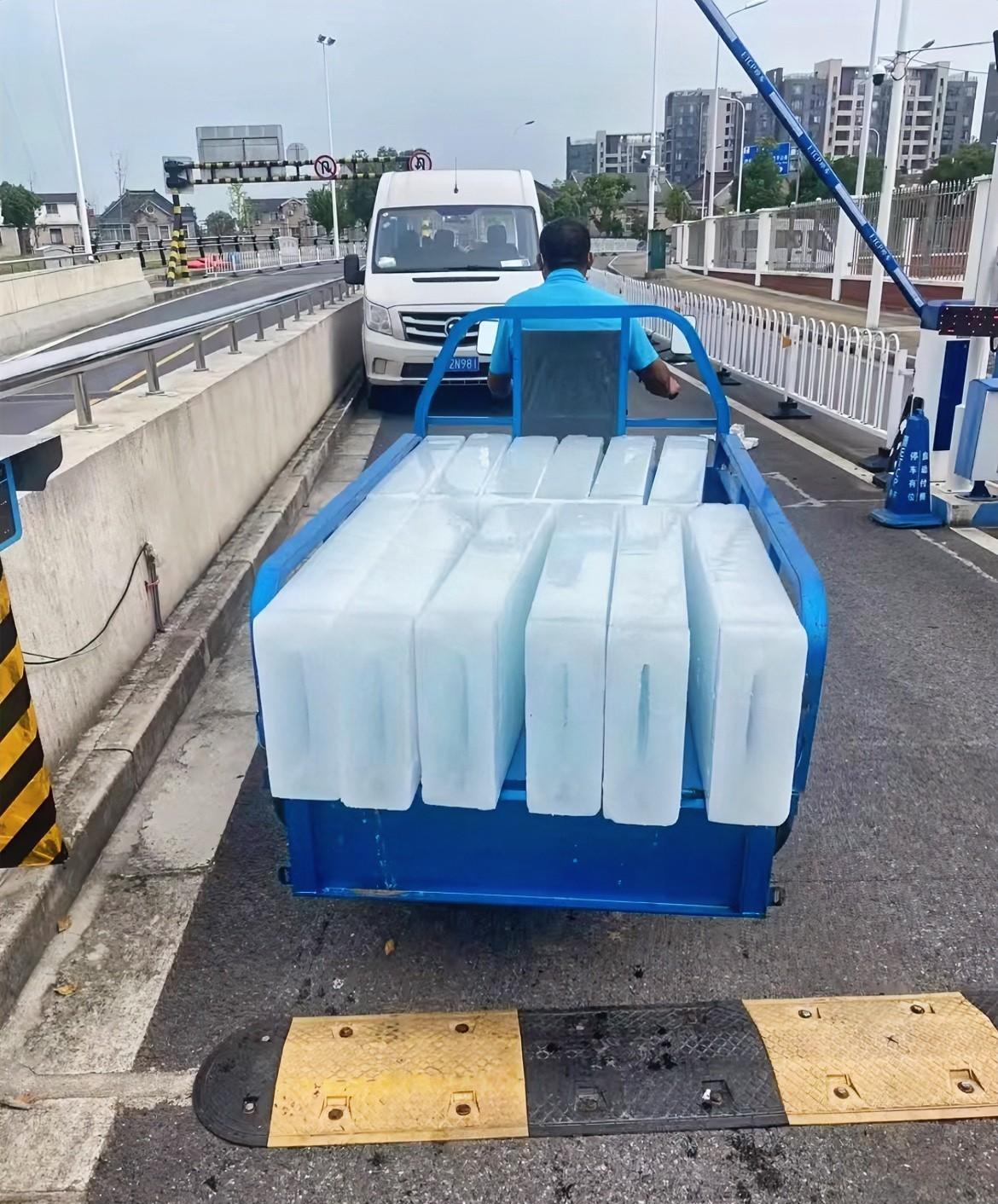 高温暴击下，制冰厂成了金矿！一块冰居然要30块，制冰机嗡嗡作响24小时不停歇