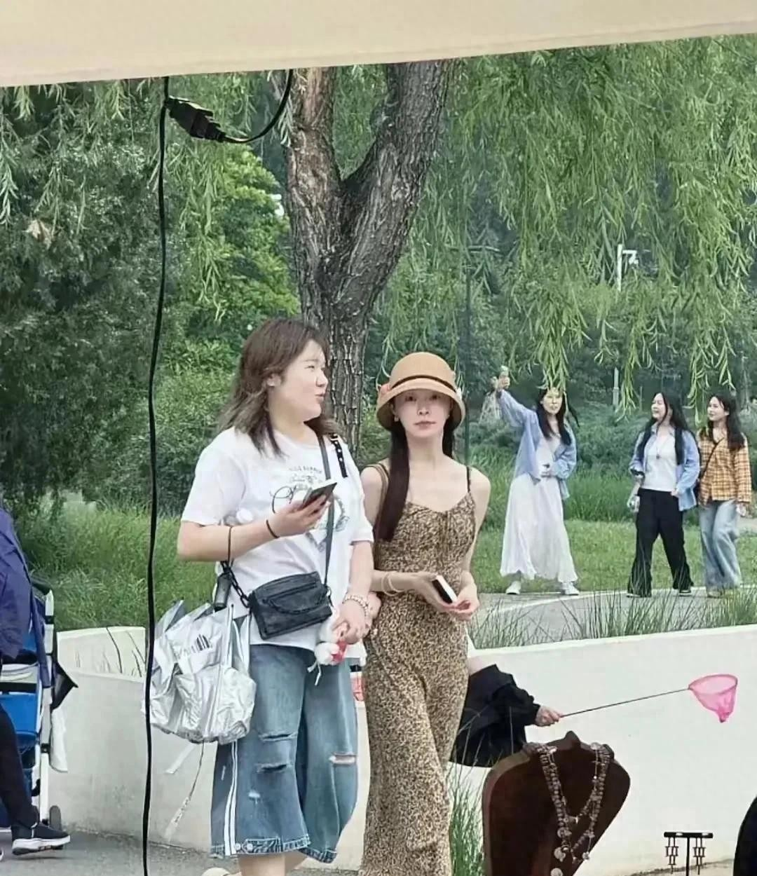 宋轶在公园被偶遇，这臀腰比真的绝了，比电视上见到的都要美！