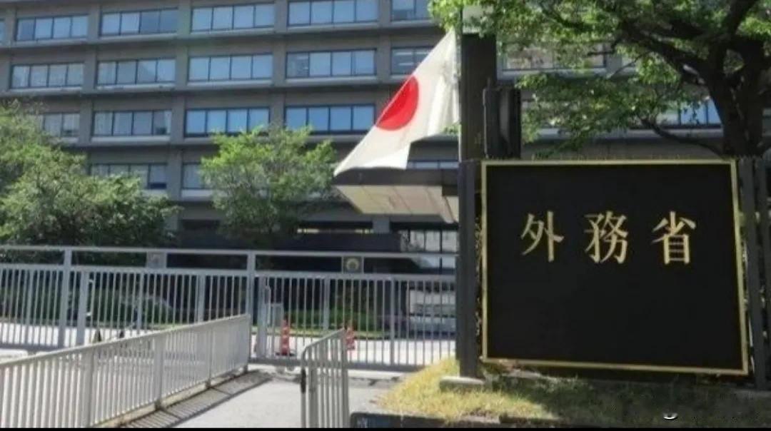 日本外务省严正抗议并敦促中方撤回管制措施。日本外务省今晚（2月24日晚）回应：“